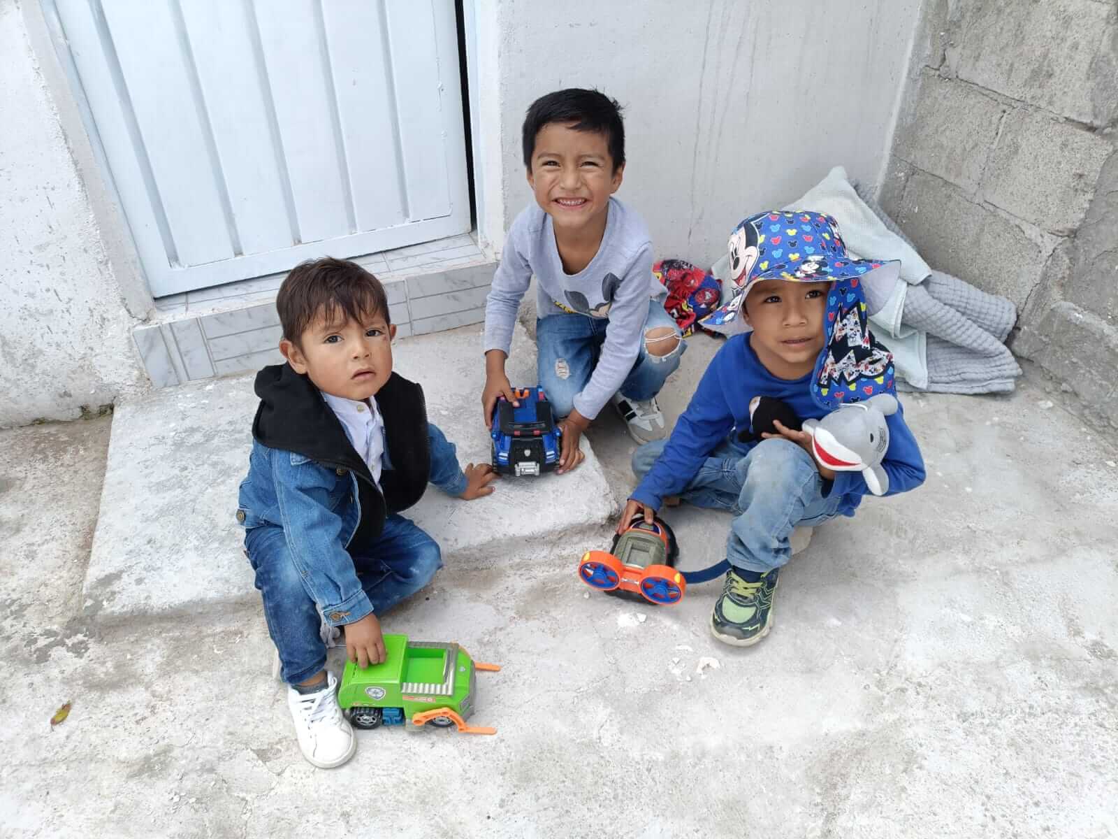 Niños con juguetes en San Ildefonso